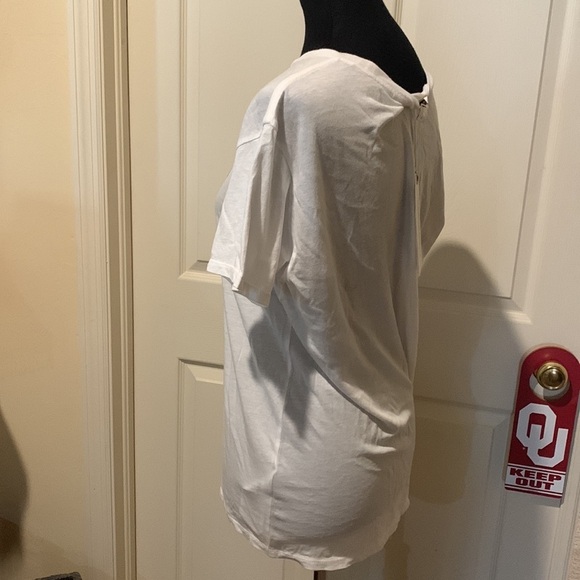 Guess Tee. NWT. XS oversized - Picture 3 of 8